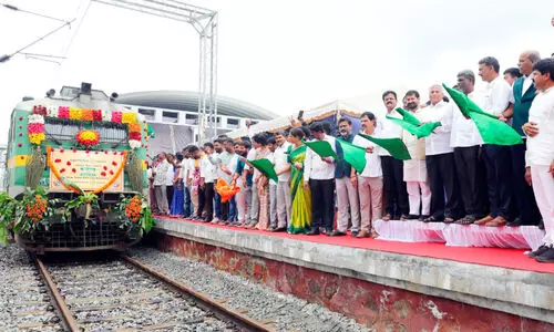 ചി​ക്ക​മ​ഗ​ളൂ​രു-തി​രു​പ്പ​തി ട്രെ​യി​ൻ ഫ്ലാ​ഗ് ഓ​ഫ് ചെ​യ്തു