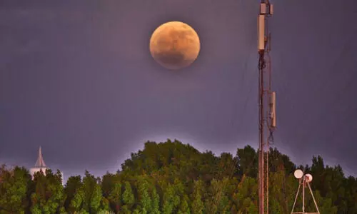 ആ​കാ​ശ പ​ര​വ​താ​നി​യി​ൽ പൂ​ർ​ണ ച​ന്ദ്ര​ൻ പൊ​ട്ടു​കു​ത്തി​യ രാ​ത്രി