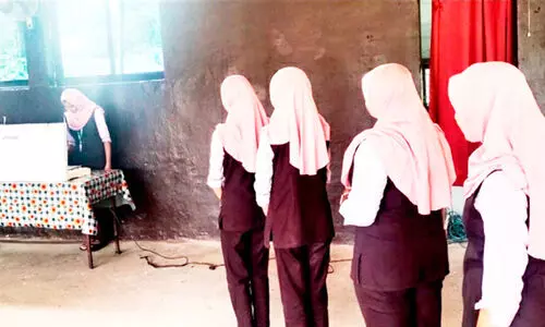 മൈക്ക സ്കൂളിൽ വോട്ടിങ്​ മെഷീനിൽ വോട്ട്​ ചെയ്ത്​ വിദ്യാർഥികൾ