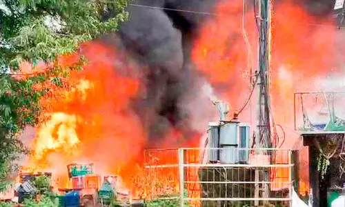 ട്രാന്‍സ്‌ഫോര്‍മറില്‍ നിന്ന് തീ; മഞ്ചേരിയിൽ പഴക്കട കത്തിനശിച്ചു