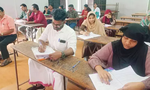 അ​തു​ല്യം ഈ ​ദ​മ്പ​തി​ക​ൾ; അവരെഴുതി ജീ​വി​ത​വിജയത്തിനായി പ്ല​സ് വ​ൺ തു​ല്യ​ത​