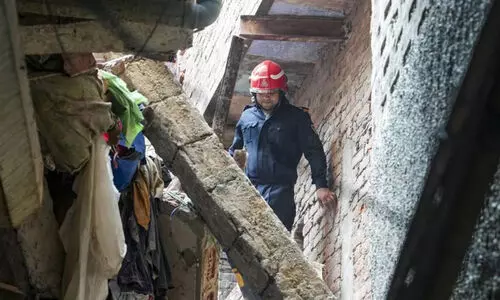 ഡൽഹിയിൽ നാലുനില കെട്ടിടം തകർന്നുവീണ് രണ്ട് മരണം; എട്ടു പേർക്ക് പരിക്ക്