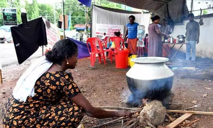 നിലമ്പൂരിലെ ആദിവാസികളെ ഇനിയും മഴയത്ത് നിർത്തണോ?