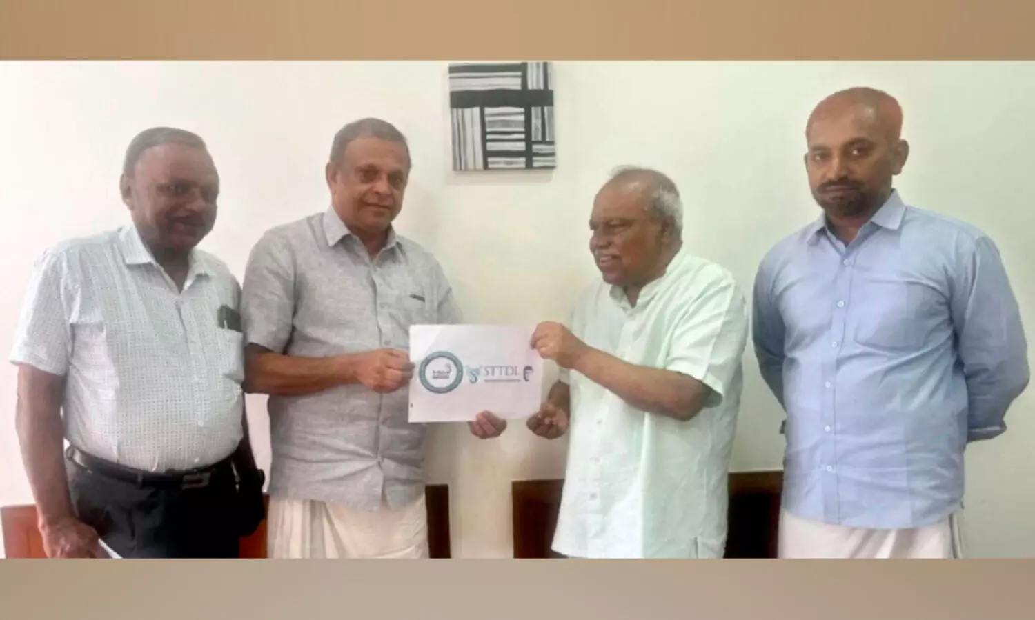 കെ.​എം.​സി.​സി ധ​ന​സ​ഹാ​യം കൈ​മാ​റി