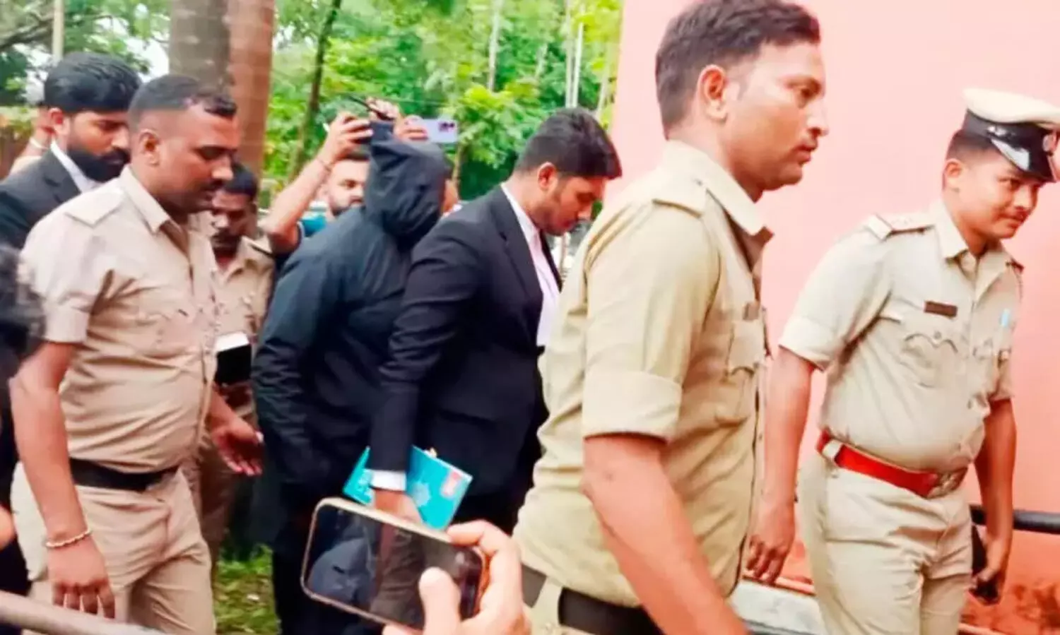 ധ​ർ​മ​സ്ഥ​ല കൊ​ല​പാ​ത​ക പ​ര​മ്പ​ര; സംഭവം വെ​ളി​പ്പെ​ടു​ത്തി​യ ദ​ലി​ത​ന് സു​ര​ക്ഷ നൽകി