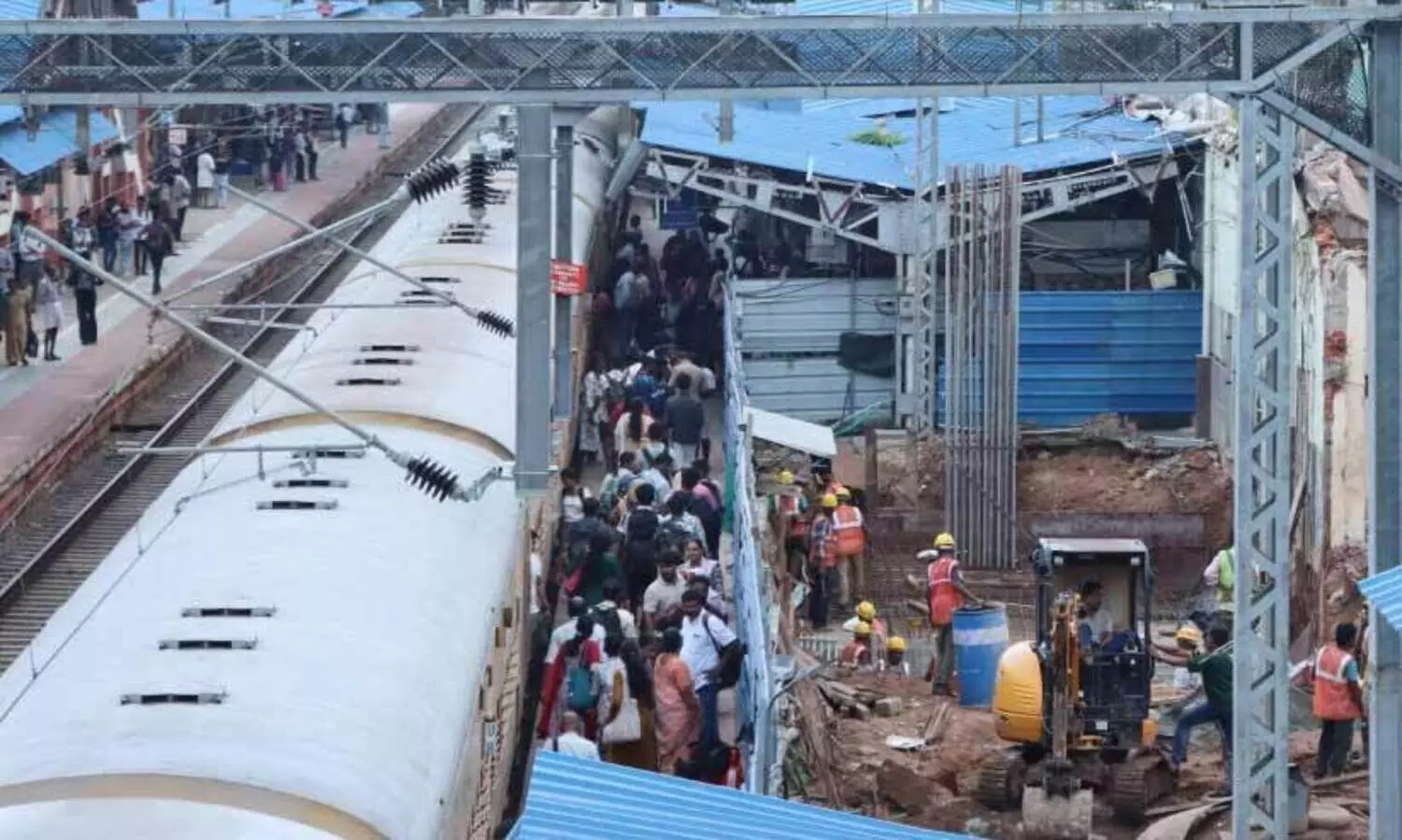 റെയിൽവേ സ്​റ്റേഷൻ വികസനം; വീർപ്പുമുട്ടി യാത്രക്കാർ