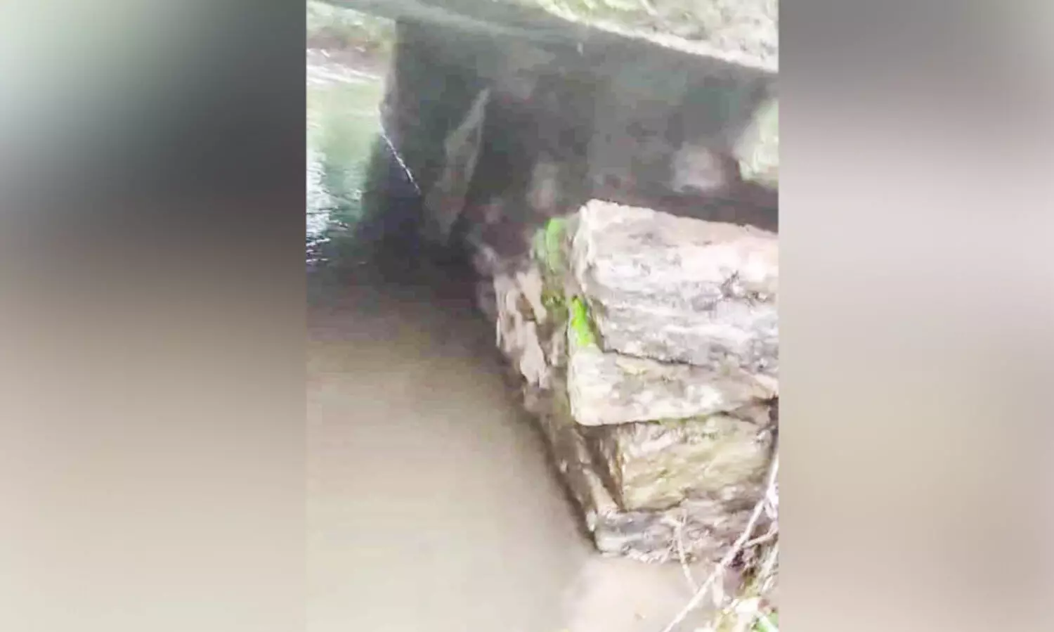 തൂ​ണു​ക​ളു​ടെ ക​ല്ലുകൾ​ ഇള​കി അപകടഭീഷണിയായി ഗുരുനഗർ പാലം