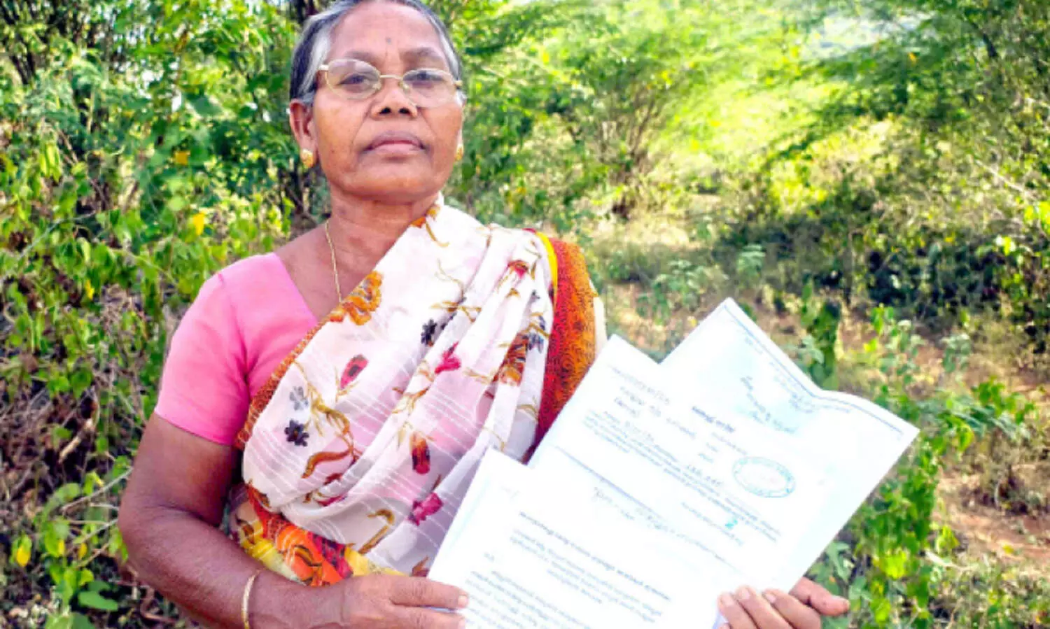 ‘‘ഭൂമി വിഷയത്തിൽ നടപടിയില്ലെങ്കിൽ മരണമല്ലാതെ മറ്റു വഴികളില്ല’’; കലക്ടർക്ക് മുന്നിൽ പരാതിയുമായി ആദിവാസി വയോധിക