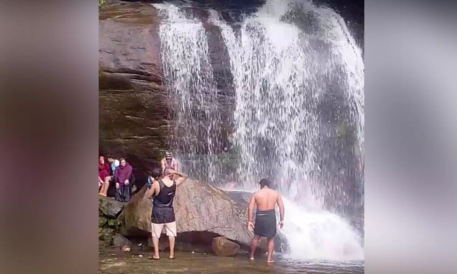 തെന്മലയിൽ കാട്ടാനകൾ വിഹരിക്കുന്നു; വെ​ള്ള​ച്ചാ​ട്ട​ങ്ങ​ളി​ൽ നി​യ​മ​ം ലം​ഘ​ിച്ച്സ ​ന്ദ​ർ​ശ​ക​രുടെ കു​ത്തൊഴുക്ക്