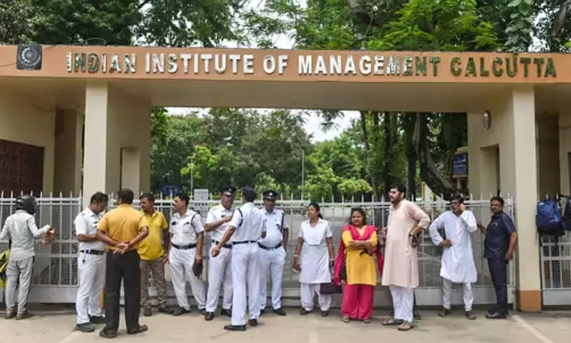 കൊൽക്കത്ത ഐ.ഐ.എം ബലാത്സംഗകേസ്: മകൾ പീഡനത്തിനിരയായിട്ടില്ല; ഓട്ടോയിൽ നിന്ന് വീണതാണെന്നും പിതാവ്