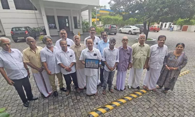 അടിയന്തരാവസ്ഥയിലെ മൊട്ടകൾ ഒത്തുചേർന്നു; ഇരുണ്ട ഓർമകൾ പങ്കുവെക്കാൻ അടിയന്തരാവസ്ഥയിലെ മൊട്ടകൾ ഒത്തുചേർന്നു; ഇരുണ്ട ഓർമകൾ പങ്കുവെക്കാൻ