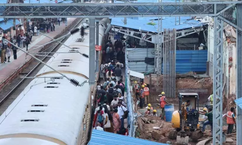 റെയിൽവേ സ്റ്റേഷൻ വികസനം; വീർപ്പുമുട്ടി യാത്രക്കാർ റെയിൽവേ സ്റ്റേഷൻ വികസനം; വീർപ്പുമുട്ടി യാത്രക്കാർ