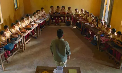 ‘സ്താ​നാ​ർ​ത്തി ശ്രീ​ക്കു​ട്ടൻ’ ചില്ലറക്കാരനല്ല...; ബാക്ക് ബെഞ്ച് ഒഴിവാക്കാനൊരുങ്ങി വിദ്യാലയങ്ങൾ, ഇരിപ്പിടം ‘റ’ രൂപത്തിൽ