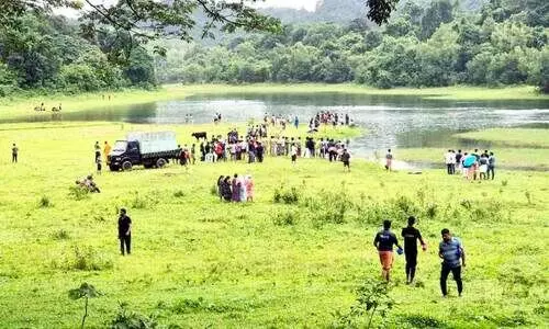 ക​രി​യാ​ത്തും​പാ​റ പു​ഴ​യോ​രം അ​പ​ക​ട മേ​ഖ​ല​യാ​കു​ന്നു; കൂ​ടു​ത​ൽ മു​ന്ന​റി​യി​പ്പ് ബോ​ർ​ഡു​ക​ൾ സ്ഥാ​പി​ക്കും