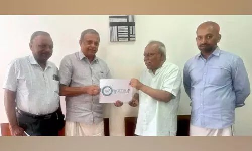 കെ.​എം.​സി.​സി ധ​ന​സ​ഹാ​യം കൈ​മാ​റി