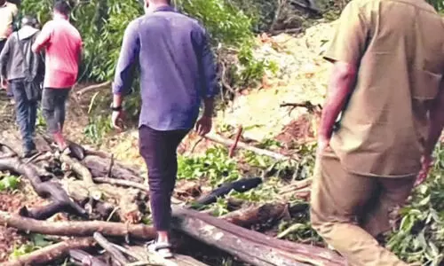 ഷി​രൂ​ർ ഉ​ത്ത​ര ക​ന്ന​ട ജി​ല്ല​യി​ൽ മ​ണ്ണി​ടി​ഞ്ഞ് ഗ്രാ​മം ഒ​റ്റ​പ്പെ​ട്ടു