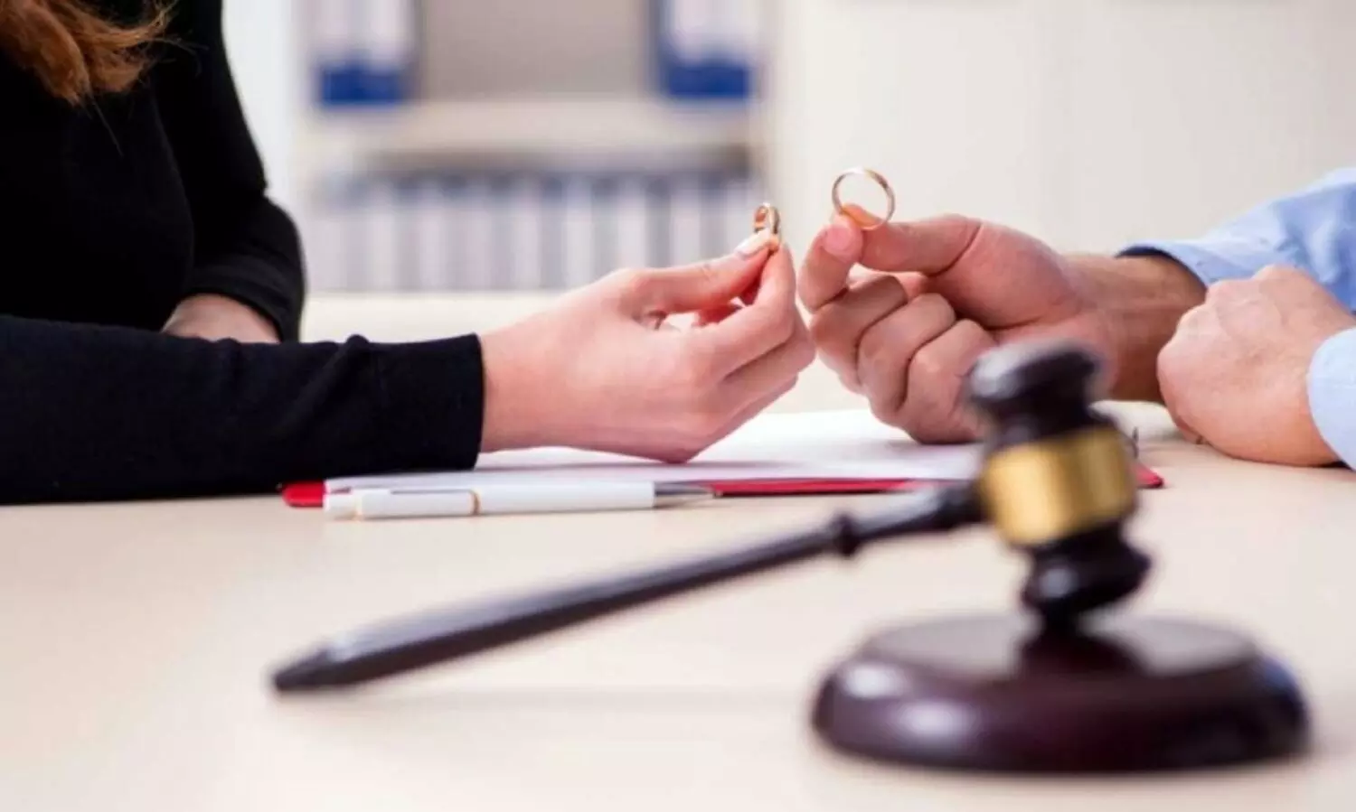 വിവാഹമോചനം: പങ്കാളിയുടെ ഫോൺ രഹസ്യമായി റെക്കോഡ് ചെയ്തത് തെളിവാക്കാമെന്ന് സുപ്രീംകോടതി