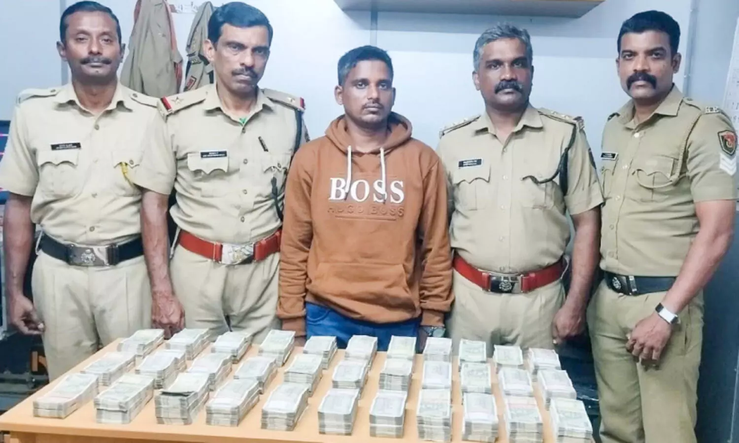 വാളയാറിൽ രേഖകളില്ലാതെ കടത്തിയ 48 ലക്ഷം രൂപ പിടികൂടി