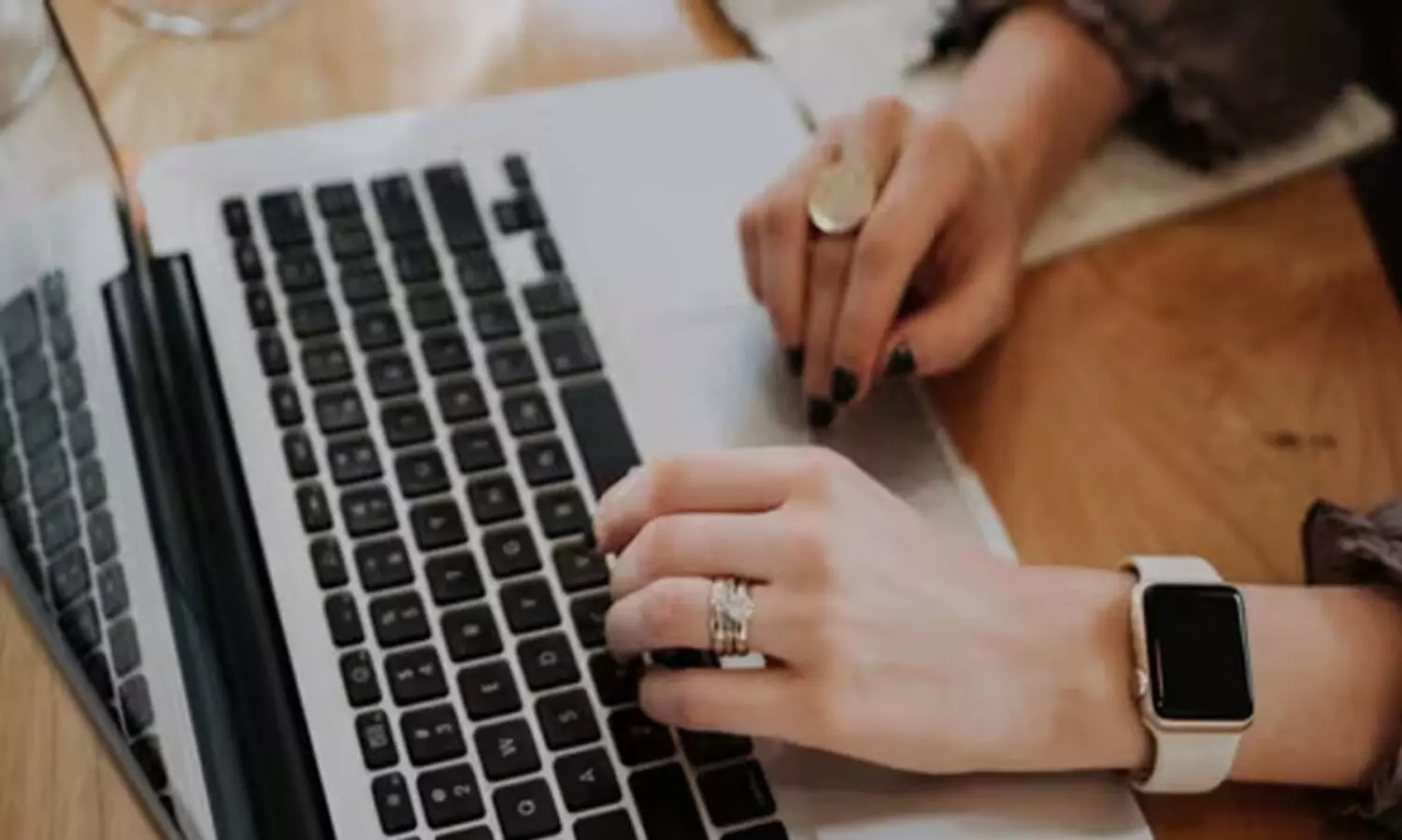 ലൈവ് സ്ട്രീമിങ്ങിനും ആഡംബര ജീവിതത്തിനും വേണ്ടി രണ്ട് ആൺമക്കളെയും പത്ത് ലക്ഷത്തോളം രൂപക്ക് വിൽപന നടത്തി മാതാവ്