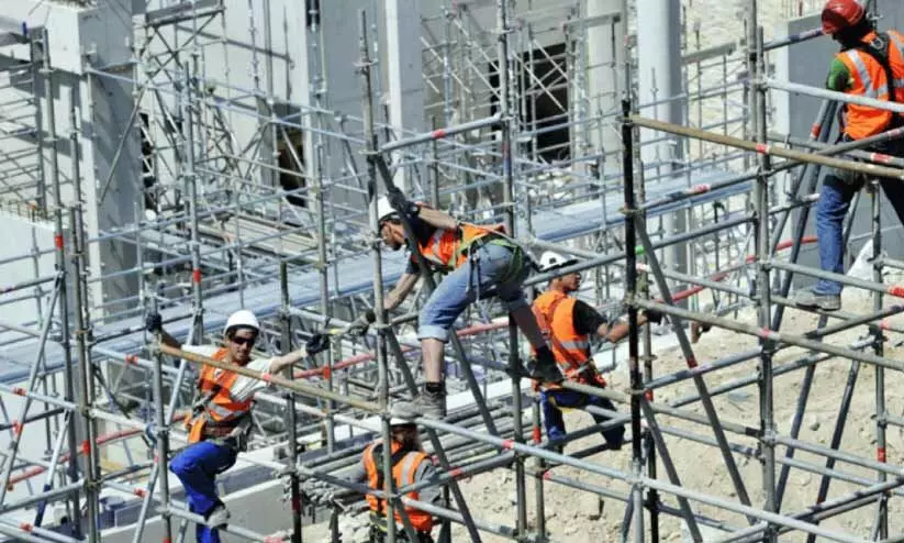 പ്ര​വാ​സി തൊ​ഴി​ലാ​ളി​ക​ൾ​ക്ക് ‘സേ​വി​ങ് സി​സ്റ്റം’ ന​ട​പ്പാ​ക്കു​ന്നു