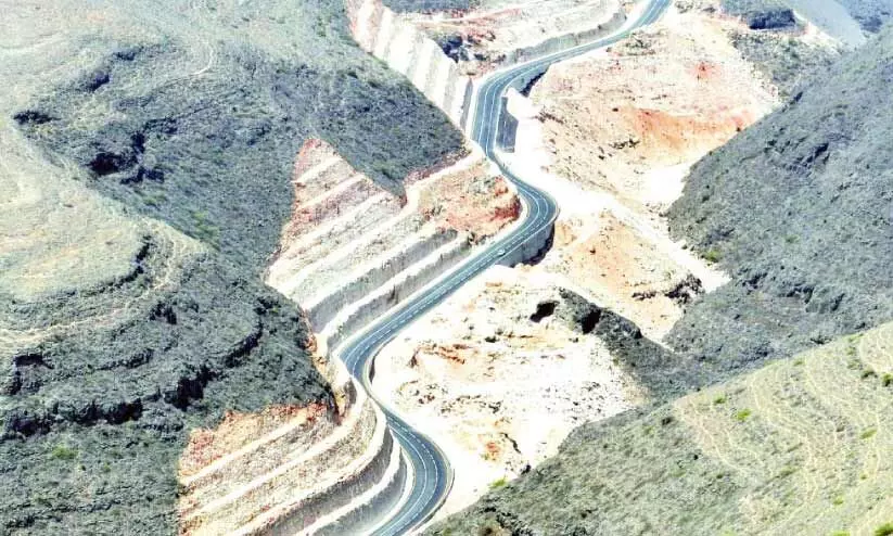 മ​സ്ക​ത്ത്-​സ​ലാ​ല റോ​ഡ് സൂ​പ്പ​റാ​ണ്; പ​ക്ഷേ, യാ​ത്ര​യി​ൽ വേ​ണം ക​രു​ത​ൽ