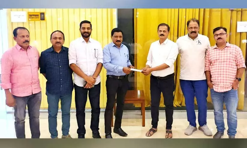 ഒ.​ഐ.​സി.​സി പ​ത്ത​നം​തി​ട്ട ജി​ല്ല ക​മ്മി​റ്റി ധ​ന​സ​ഹാ​യം കൈ​മാ​റി