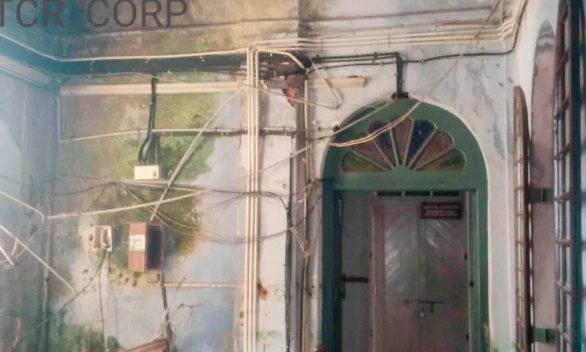 കോർപറേഷൻ കെട്ടിടം അപകടാവസ്ഥയിൽ; ജനം ആശങ്കയിൽ