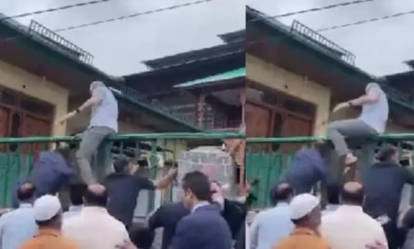 പൊലീസ് തടഞ്ഞു; മതിൽ ചാടിക്കടന്ന് ജമ്മു കശ്മീർ രക്തസാക്ഷികൾക്ക് ആദരാഞ്ജലിയർപിച്ച് ഉമർ അബ്ദുല്ല; വിഡിയോ പൊലീസ് തടഞ്ഞു; മതിൽ ചാടിക്കടന്ന് ജമ്മു കശ്മീർ രക്തസാക്ഷികൾക്ക് ആദരാഞ്ജലിയർപിച്ച് ഉമർ അബ്ദുല്ല; വിഡിയോ