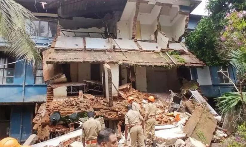 കോട്ടയം മെഡിക്കൽ കോളജ് ദുരന്തം: വിശദീകരിച്ച് വിയർത്ത് അധികൃതർ കോട്ടയം മെഡിക്കൽ കോളജ് ദുരന്തം: വിശദീകരിച്ച് വിയർത്ത് അധികൃതർ