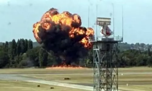 ലണ്ടനിൽ വിമാനാപകടം; പറന്നുപൊങ്ങിയതിനു പിന്നാലെ തകർന്നുവീണ് അഗ്നിഗോളമായി ചെറുവിമാനം