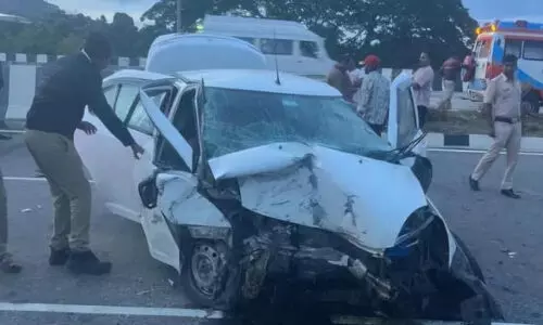 വാഹനാപകടത്തിൽ പിതാവും മകനുമടക്കം മൂന്നുപേർ മരിച്ചു വാഹനാപകടത്തിൽ പിതാവും മകനുമടക്കം മൂന്നുപേർ മരിച്ചു