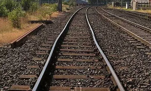 വളപട്ടണത്ത് റെയിൽവേ ട്രാക്കിലെ കല്ല്; പിന്നിൽ വിദ്യാർഥികൾ