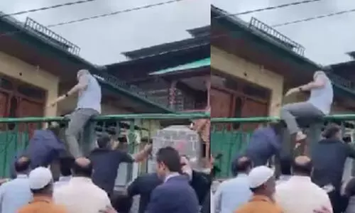 പൊലീസ് തടഞ്ഞു; മതിൽ ചാടിക്കടന്ന് ജമ്മു കശ്മീർ രക്തസാക്ഷികൾക്ക് ആദരാഞ്ജലിയർപിച്ച് ഉമർ അബ്ദുല്ല; വിഡിയോ