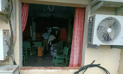 മഞ്ചേരി മെഡി. കോളജ് കെട്ടിടത്തിന്‍റെ ജനൽ കാറ്റിൽ അടർന്നുവീണു; ന​ഴ്സി​ങ് വി​ദ്യാ​ർ​ഥി​ക​ൾ​ക്ക് പ​രി​ക്ക്