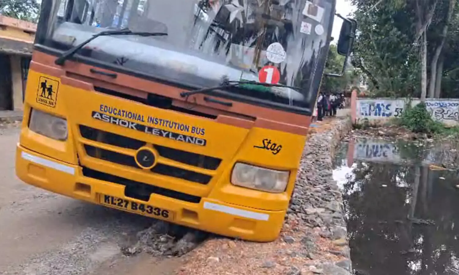 സ്കൂൾ ബസ് ചെളിയിൽ താഴ്ന്നു; നാട്ടുകാരുടെ ഇടപെടലിൽ വൻ ദുരന്തം ഒഴിവായി