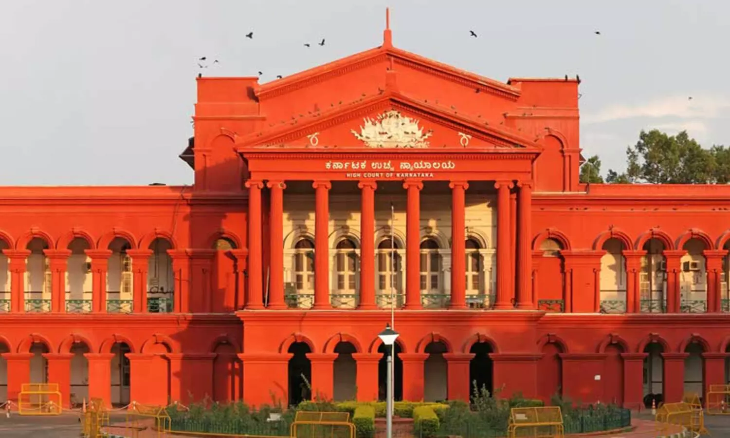 ചിന്നസ്വാമി സ്റ്റേഡിയത്തിലെ തിക്കും തിരക്കും; തടഞ്ഞുവെച്ച റിപ്പോർട്ടിന്റെ പകർപ്പ് സംസ്ഥാന ക്രിക്കറ്റ് അസോസിയേഷന് കൈമാറാൻ കർണാടക സർക്കാറിനോട് ഹൈകോടതി