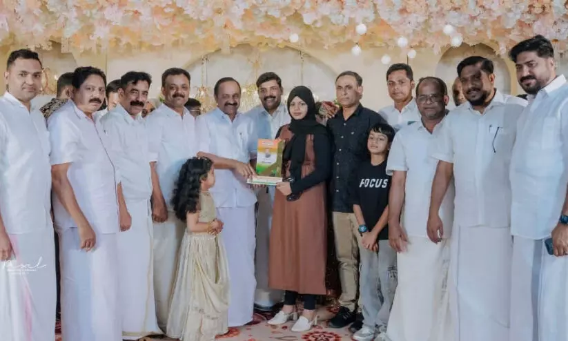 ഷാ​നി​ബ ഫ​ർ​ഹാ​ന ക​ല്ലു​പ​റ​മ്പ​നെ ഒ.​ഐ.​സി.​സി ആ​ദ​രി​ച്ചു