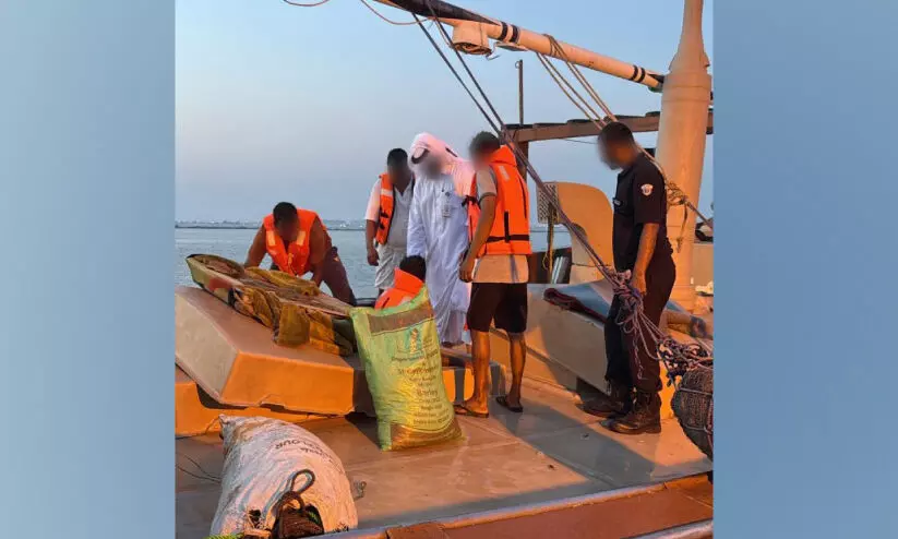 നി​രോ​ധി​ത മ​ത്സ്യ​ബ​ന്ധ​നം ന​ട​ത്തി​യ ബോ​ട്ടു​ക​ൾ പി​ടി​കൂ​ടി