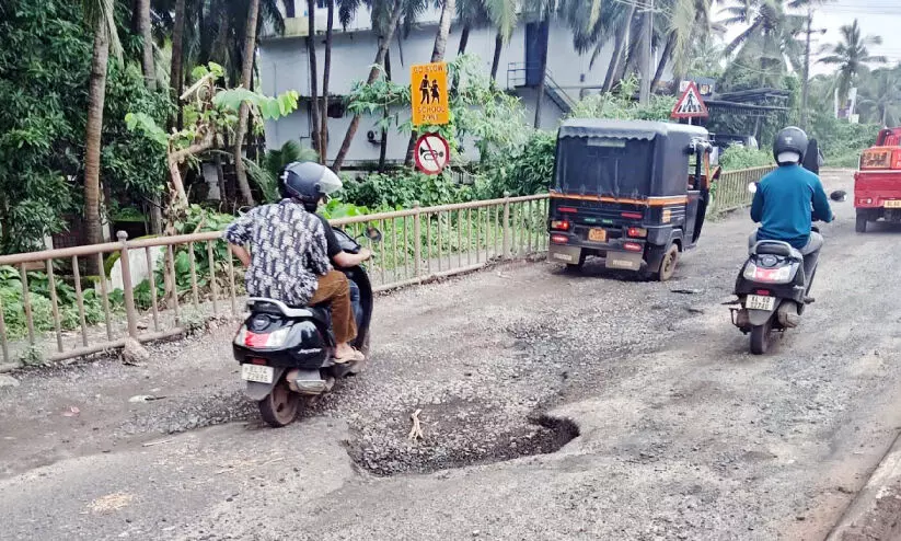 കാസർകോട്- കാഞ്ഞങ്ങാട് ചന്ദ്രഗിരി റോഡ്; ഗർത്തങ്ങൾ നടുവൊടിക്കും