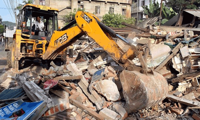 അസമിൽ ബി.​ജെ.​പി സർക്കാറിന്റെ മുസ്‍ലിം വേട്ട; ബുൾഡോസർ രാജിൽ ഹി​മ​ന്ത സർക്കാർ ഒരു മാസത്തിനിടെ തകർത്തത് 4,000 വീടുകൾ