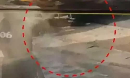 ബസിൽനിന്ന് വീണ് വിദ്യാർഥിനിക്ക് പരിക്കേറ്റ സംഭവം: ഡ്രൈവറുടെയും കണ്ടക്ടറുടെയും ലൈസൻസ് സസ്പെൻഡ് ചെയ്തു ബസിൽനിന്ന് വീണ് വിദ്യാർഥിനിക്ക് പരിക്കേറ്റ സംഭവം: ഡ്രൈവറുടെയും കണ്ടക്ടറുടെയും ലൈസൻസ് സസ്പെൻഡ് ചെയ്തു