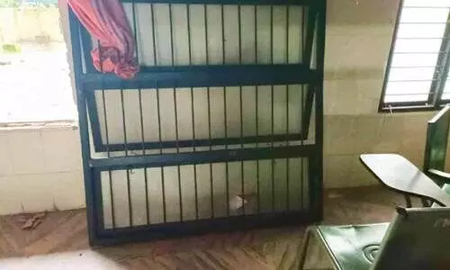 മെഡിക്കൽ കോളജ് കെട്ടിടത്തിന്‍റെ ജനൽ കാറ്റിൽ അടർന്നുവീണു