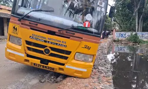 സ്കൂൾ ബസ് ചെളിയിൽ താഴ്ന്നു; നാട്ടുകാരുടെ ഇടപെടലിൽ വൻ ദുരന്തം ഒഴിവായി