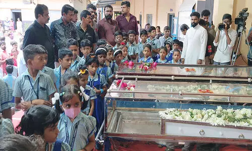 അമ്മ ഉണരും മുൻപെ അവർ മടങ്ങി; കണ്ണീരോടെ യാത്രയാക്കി സഹപാഠികൾ, കാർ പൊട്ടിത്തെറിച്ച് മരിച്ച കുട്ടികളുടെ മൃതദേഹം സംസ്കരിച്ചു