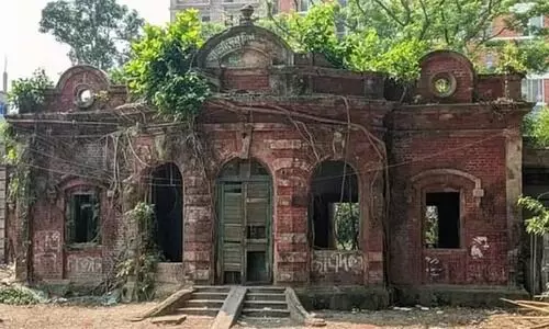 സത്യജിത് റായിയുടെ തറവാട് പൊളിച്ചുനീക്കാനൊരുങ്ങുന്നു, കേന്ദ്രസർക്കാർ ഇടപെടണമെന്ന് മമത ബാനർജി