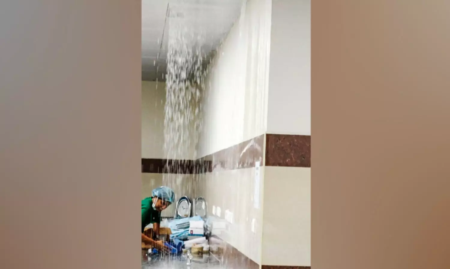 മെഡിക്കൽ കോളജ്​; പൈപ്പ് പൊട്ടി സി.എസ്.ആർ മുറിയിൽ വെള്ളക്കെട്ട്