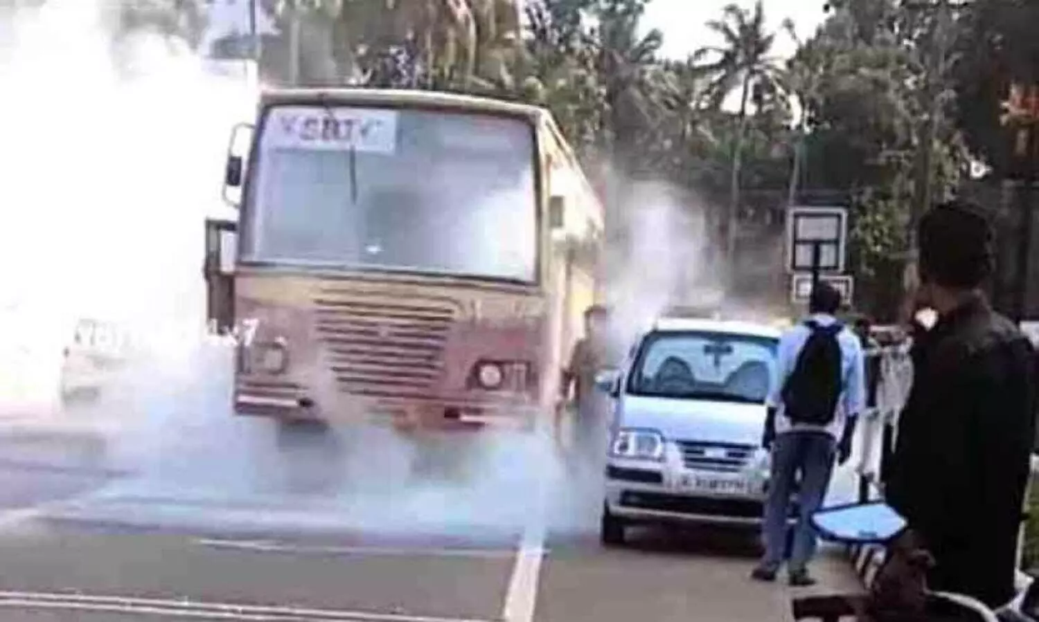 ഓ​ടി​ക്കൊ​ണ്ടി​രു​ന്ന കെ.​എ​സ്.​ആ​ർ.​ടി.​സി ബ​സി​ന് തീ​പി​ടി​ച്ചു; ഒ​ഴി​വാ​യ​ത് വ​ൻ​ദു​ര​ന്തം