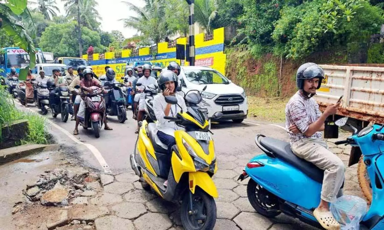 പൈ​ങ്കു​ളം റെ​യി​ൽ​വേ ഗേ​റ്റ​ട​വി​ൽ ജ​നം ദു​രി​ത​ത്തി​ൽ; അ​ടി​യ​ന്ത​ര​മാ​യി മേ​ൽ​പാ​ലം നി​ർ​മി​ക്ക​ണ​മെ​ന്ന് നാ​ട്ടു​കാ​ർ