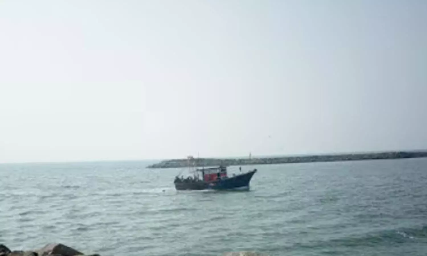 ചേറ്റുവയിൽ വള്ളം മറിഞ്ഞു; കടലിൽ വീണ മൂന്ന് തൊഴിലാളികൾ മറിഞ്ഞ വള്ളത്തിന് മുകളിൽ ഏറെ നേരം പിടിച്ചു നിന്നു; ഒരാളെ കാണാതായി