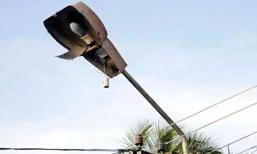 തെരുവ് വിളക്കുകൾ അണഞ്ഞ് വാർഡുകൾ; ഇ​രു​ട്ടി​ൽ ത​പ്പി നാ​ട്